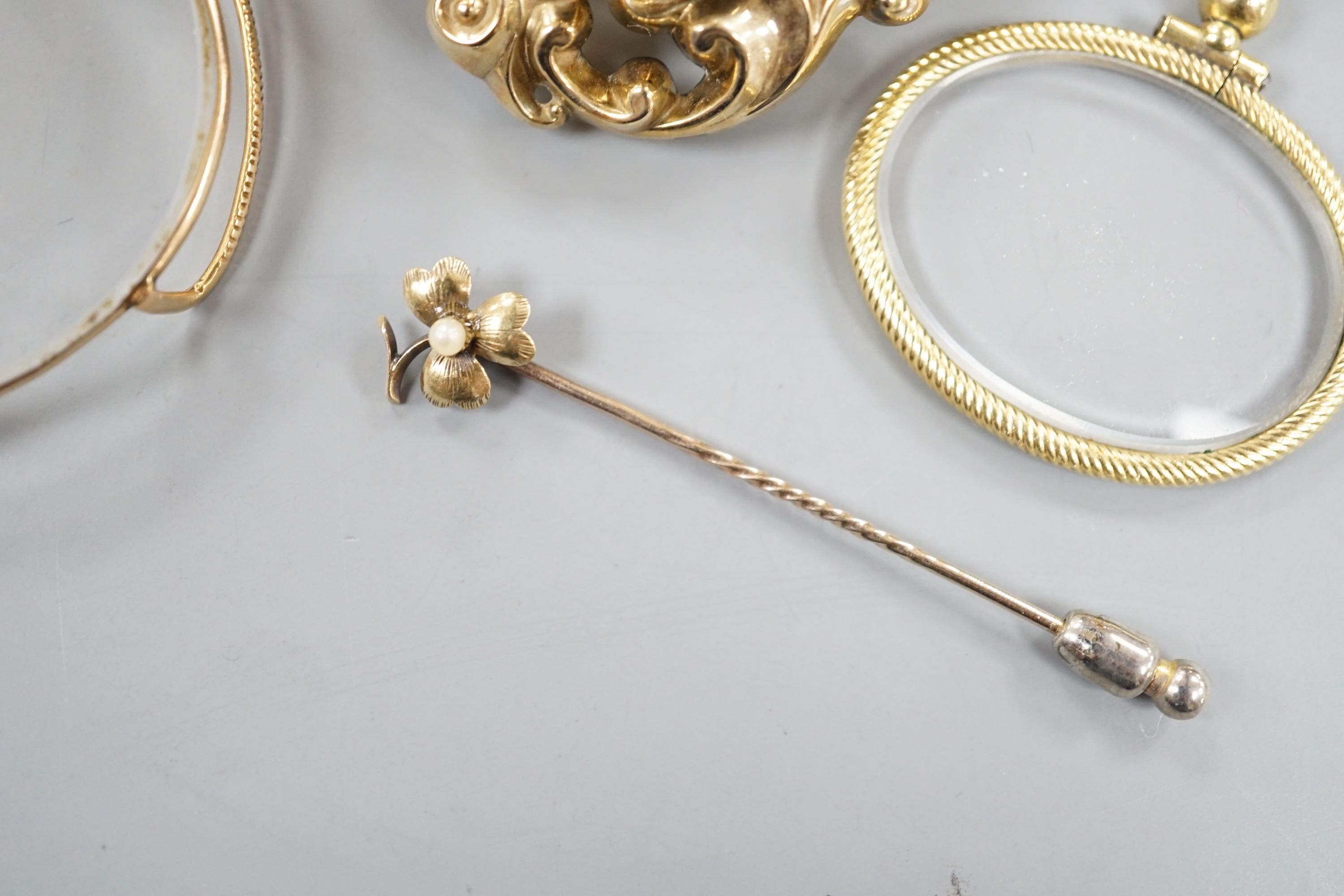 A Victorian yellow metal mounted plaited hair mourning brooch, 6cm, a yellow metal mounted magnifying glass, a similar stick pin and eye glass and a 9ct and gem set bar brooch.